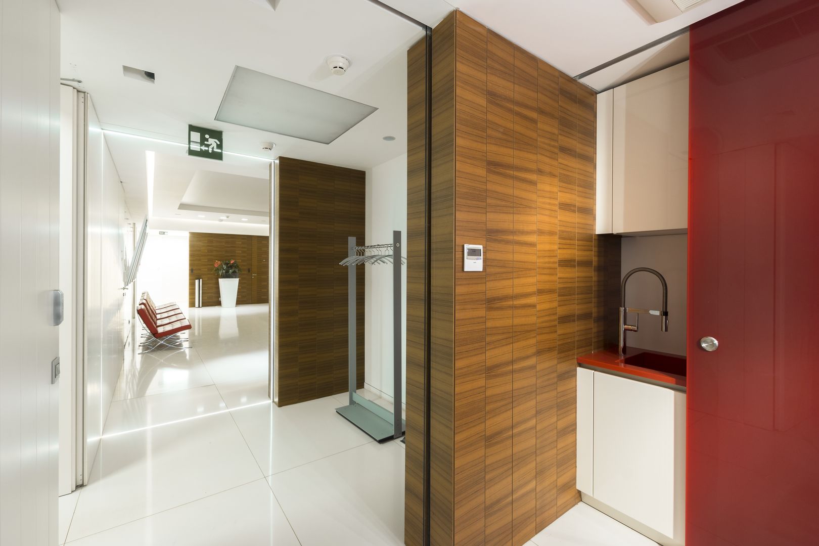 Teak wood wall coverings, sliding glass doors, Moscow office homify Walls لکڑی Wood effect teak wood wall coverings, teak wood boiserie, sliding doors, glass doors, sliding glass doors,Wall & floor coverings