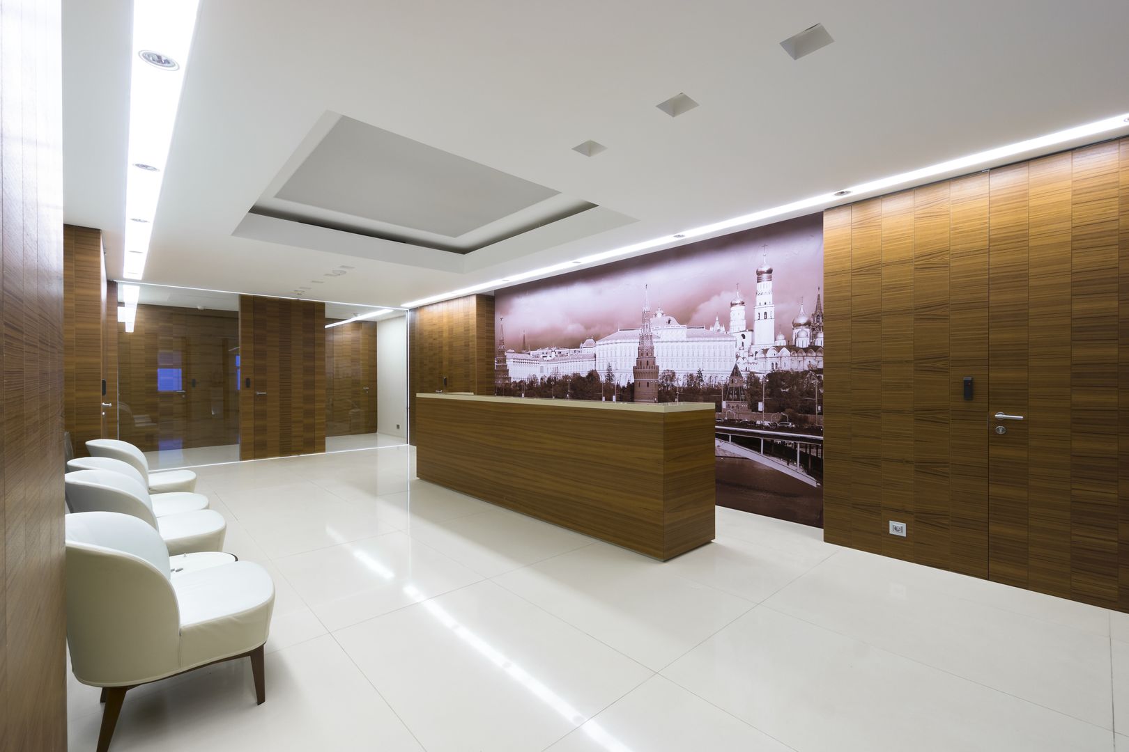 Reception desk and walls covered in teak wood, glass sliding doors, Moscow office homify Study/office لکڑی Wood effect reception desk, teak wood wall coverings, teak wood wall coverings, glass doors, sliding doors, glass sliding doors,Desks