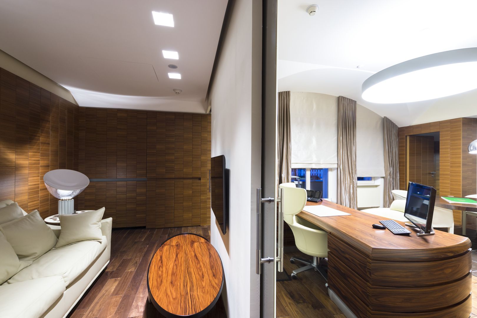 Desk in rosewood, dividing wall in white lacquered wood, sliding glass doors, Moscow office homify Oficinas y bibliotecas de estilo moderno Madera Acabado en madera Escritorios