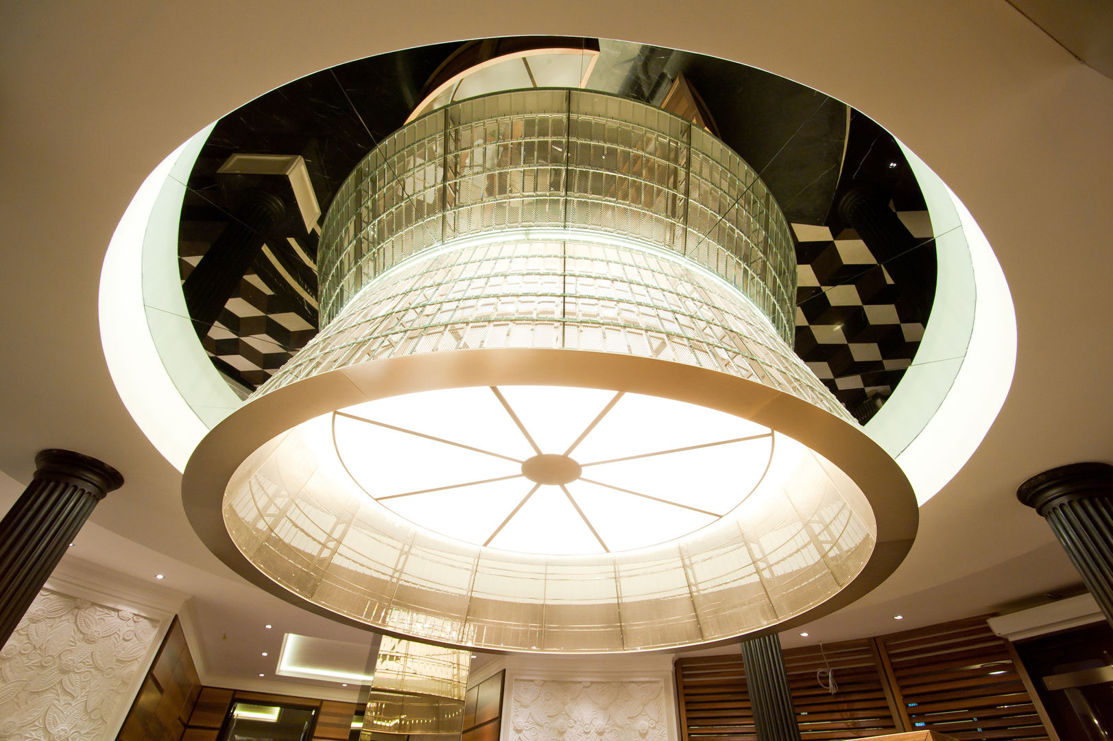 Bespoke chandelier in steel and beveled crystals above a reception desk, Moscow office Tognini Bespoke Furniture Ausgefallene Wohnzimmer Glas Beleuchtung