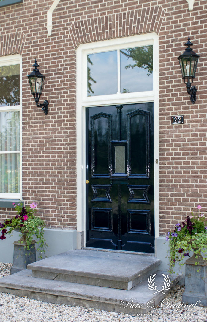 Zwarte voordeur geschilderd met Traditional Paint High-Gloss in de kleur Black van Pure & Original Pure & Original Voordeuren voordeur, zwart, pure & original, lakverf