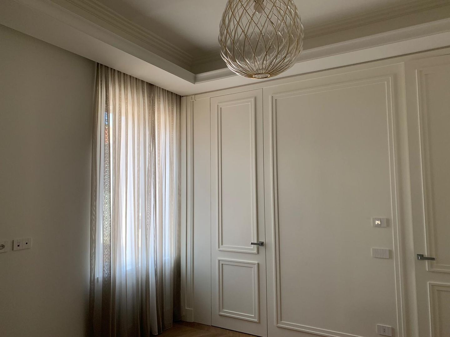 The main bedroom includes a walk-in closet with a flush door Tognini Bespoke Furniture Стіни Дерево Дерев'яні Настінні та підлогові покриття