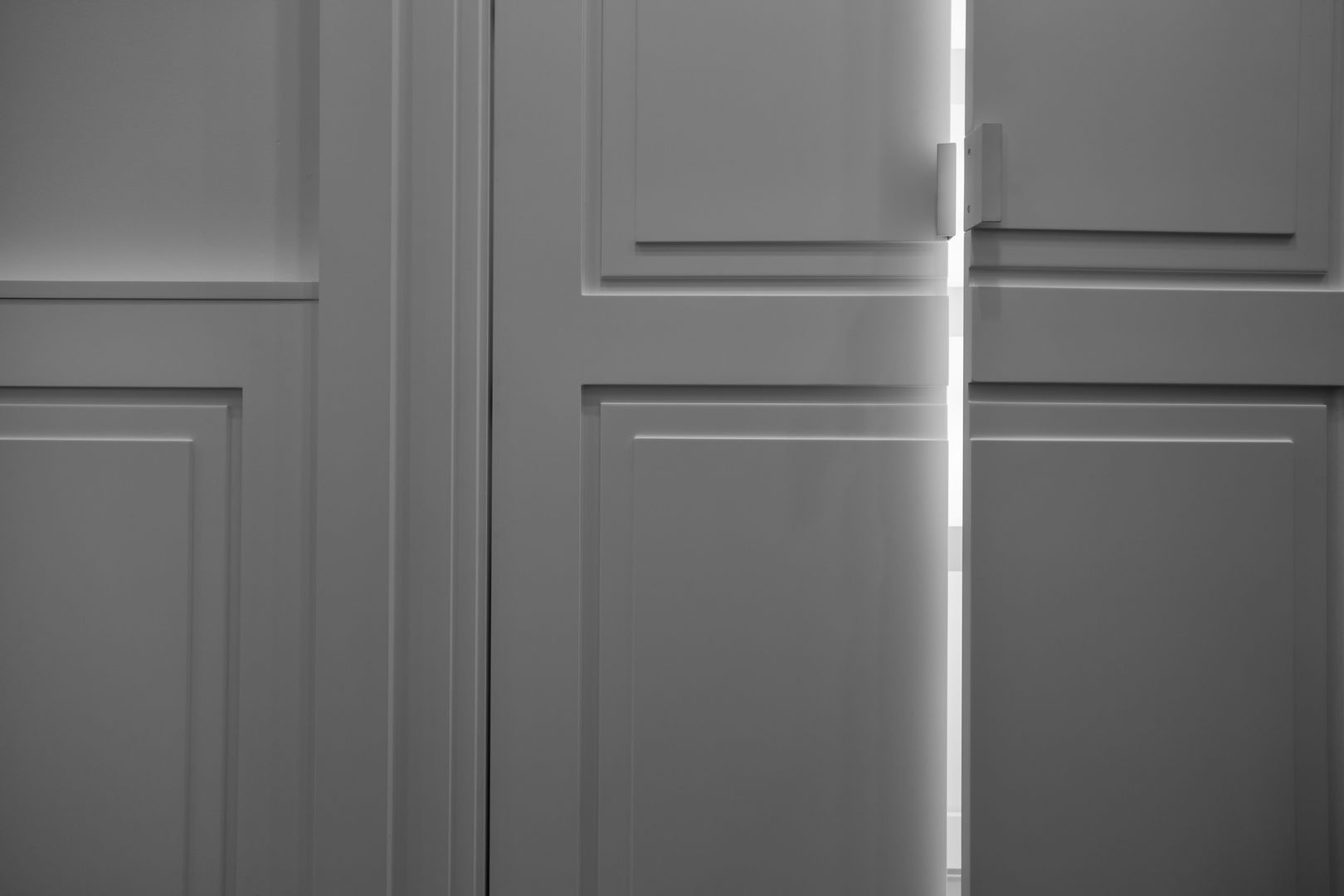 Modern & minimal design of the doors and handles of the wardrobe Tognini Bespoke Furniture Вітальня Дерево Дерев'яні Шафи і серванти