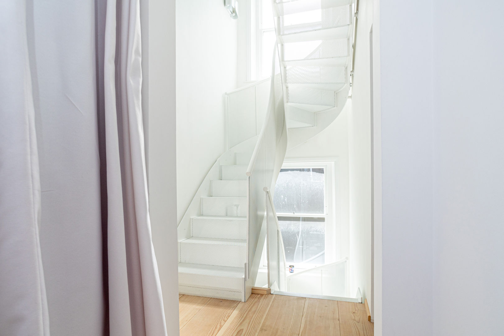 Strahlend weiß und extrem cool: Treppe im Industrial Style, Siller Treppen/Stairs/Scale Siller Treppen/Stairs/Scale Escaleras