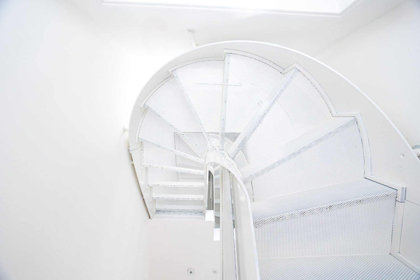 Strahlend weiß und extrem cool: Treppe im Industrial Style, Siller Treppen/Stairs/Scale Siller Treppen/Stairs/Scale Merdivenler