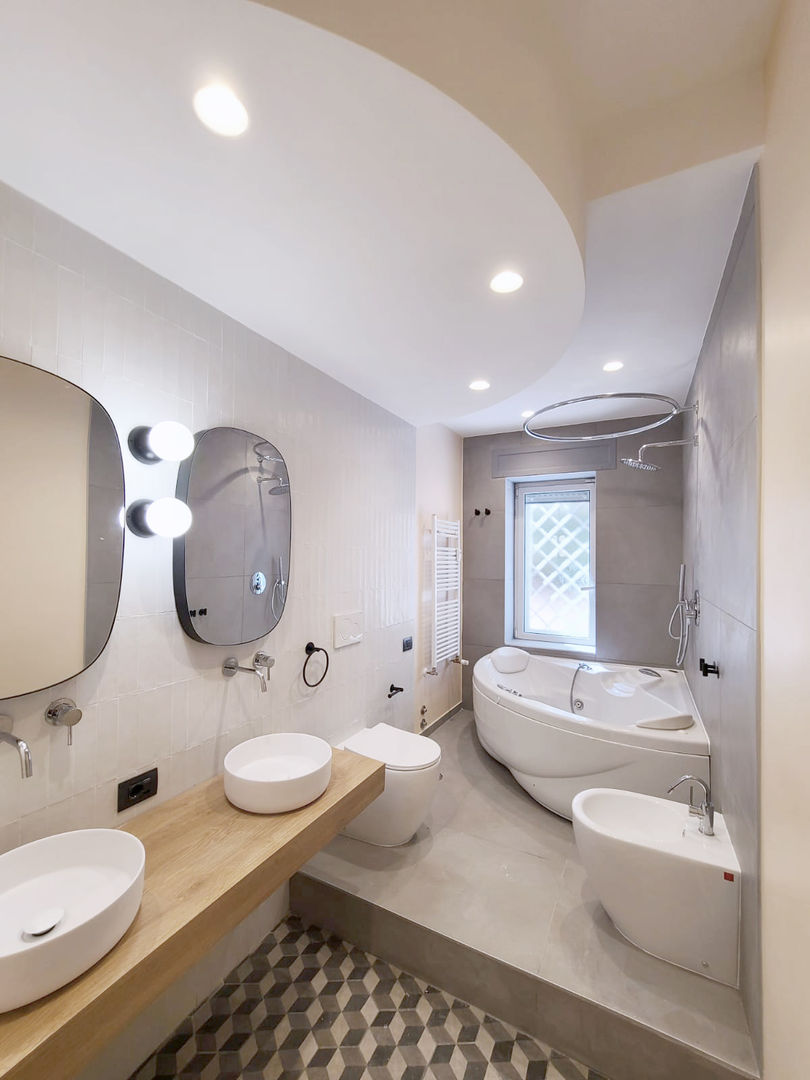 DOPO :: Il progetto completo Spazio 14 10 Bagno moderno Legno Effetto legno vasca idromassaggio, bagno, grigio, doppio lavabo, bagno grande, controsoffitto, specchi, illuminazione, pavimento geometrico