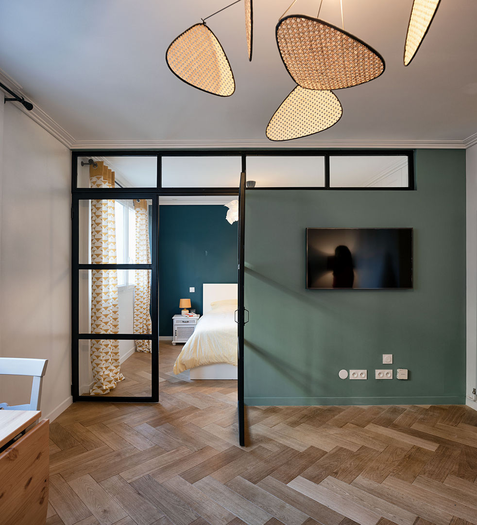 Pièce de vie ATELIER SOO Salon classique Bois Vert salon, salle à manger, espace de vie, verrière, verrière industrielle, blanc, vert, bois, parquet, cachet de l'ancien, aménagement, rénovation, optimisation de l'espace, petite espace, petit séjour, petit salon, matériaux nobles, lumineux, parquet d'origine