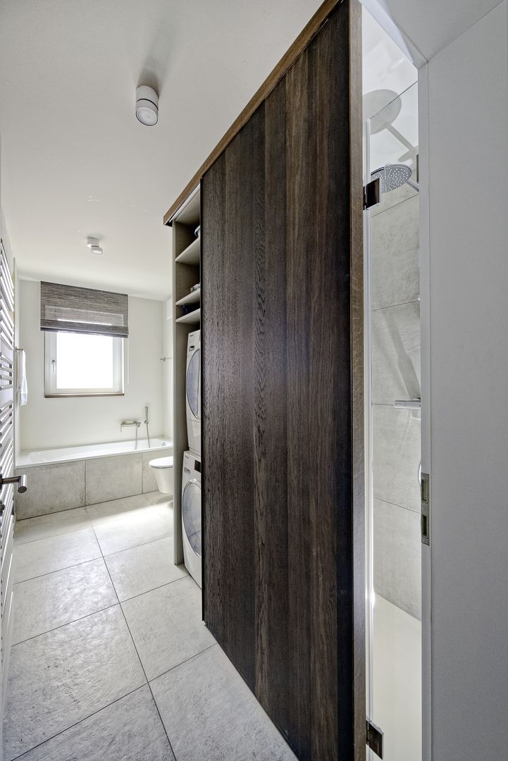 Schiebetür vor Dusche und Waschmaschine Heerwagen Design Consulting Moderne Badezimmer