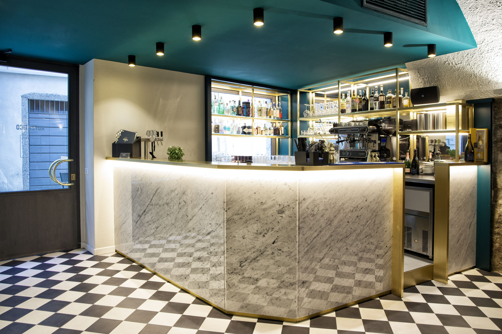 Lounge bar counter covered in Carrara marble and brushed brass, embellished with antique mirrors and play of lights Tognini Bespoke Furniture Espacios comerciales Mármol Oficinas y tiendas