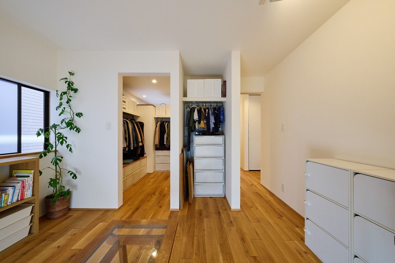 「コンパクトな空間」を遊んで活かす戸建てリノベーション, G-FLAT株式会社（ジーフラット） G-FLAT株式会社（ジーフラット） Scandinavian style dressing room Solid Wood Multicolored