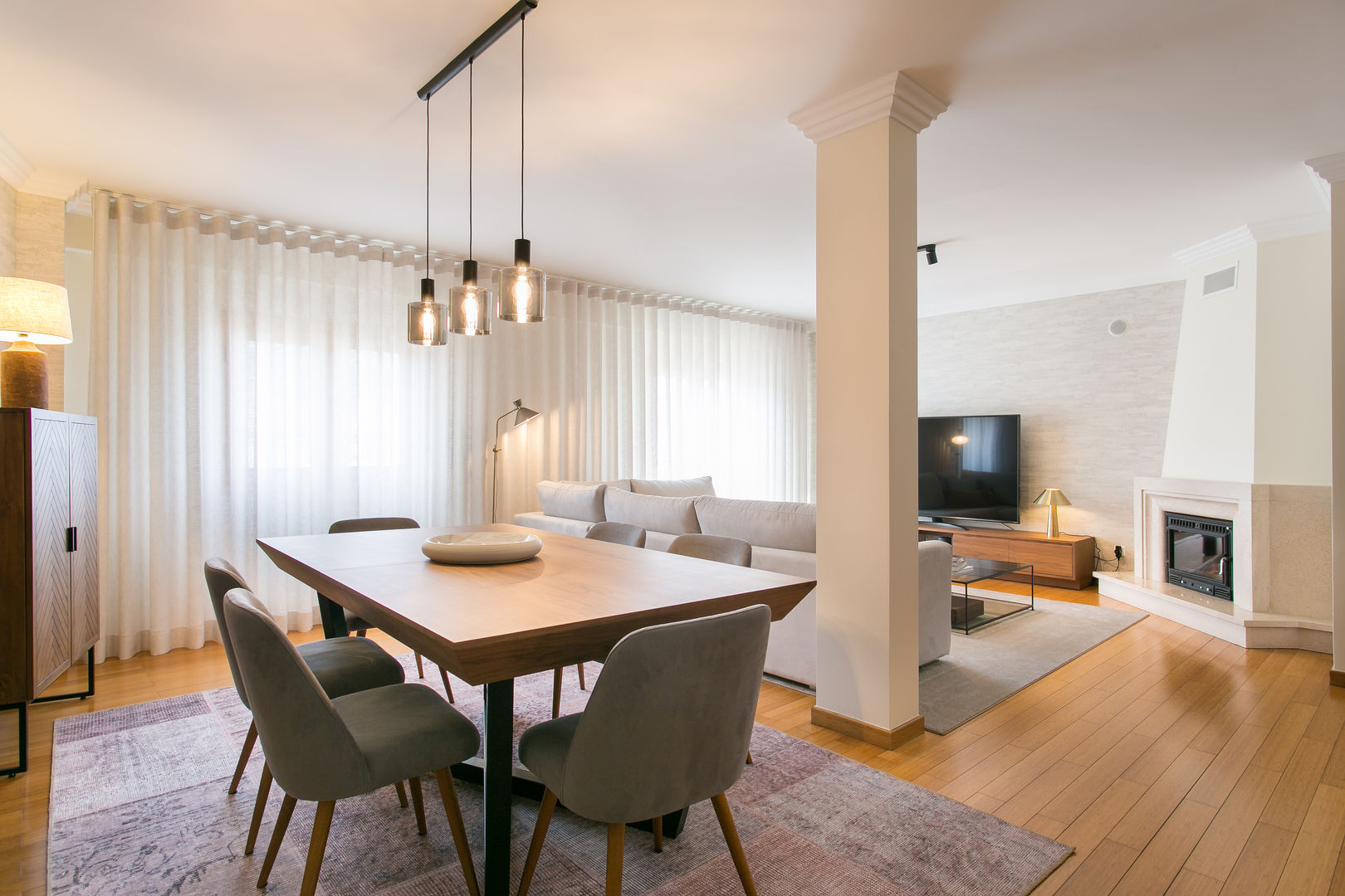 Sala & Suite | Loures, Traço Magenta - Design de Interiores Traço Magenta - Design de Interiores Modern living room