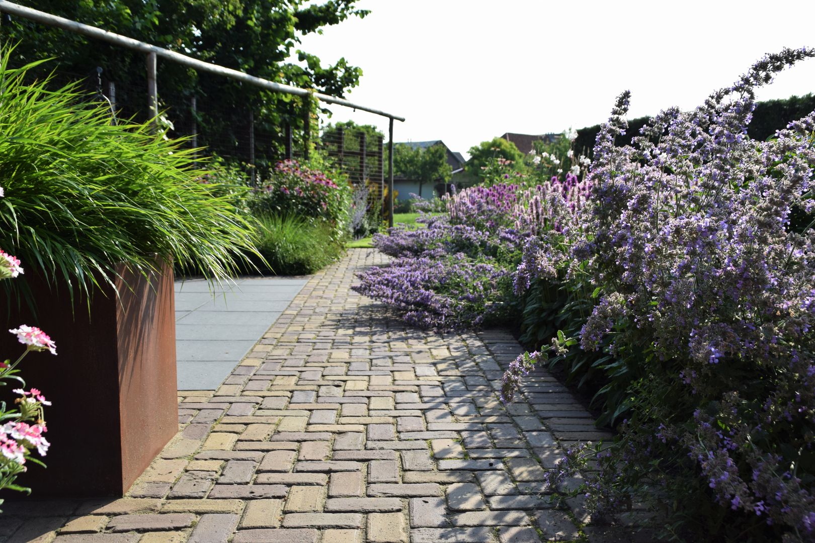 Kleurrijke tuin in buitengebied Dutch Quality Gardens, Mocking Hoveniers Landelijke tuinen Plant,Bloem,Gebouw,Purper,Lucht,Weg oppervlak,Gras,Struik,Openbare ruimte,Boom