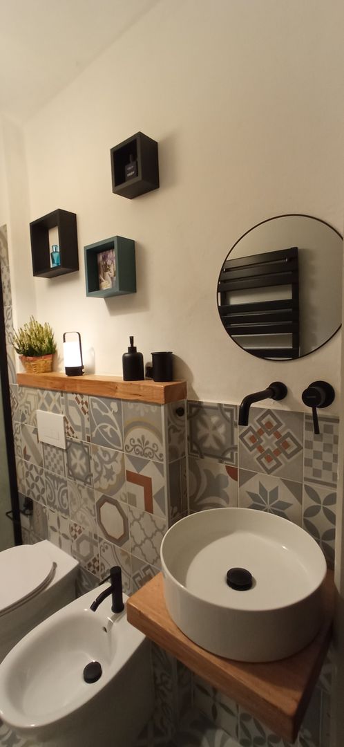 Piccolo bagno industrial chic ad Asti Arch. Sara Pizzo – Studio 1881 Bagno in stile industriale Piastrelle termoarredo, cementine, specchio rotondo, rubinetti neri, box doccia nero, mensola rovere spazzolato, lavabo da appoggio, industrial chic, bagno, bagno piccolo, Asti, finestra nella doccia, lampada ikea, gres porcellanato, iperceramica