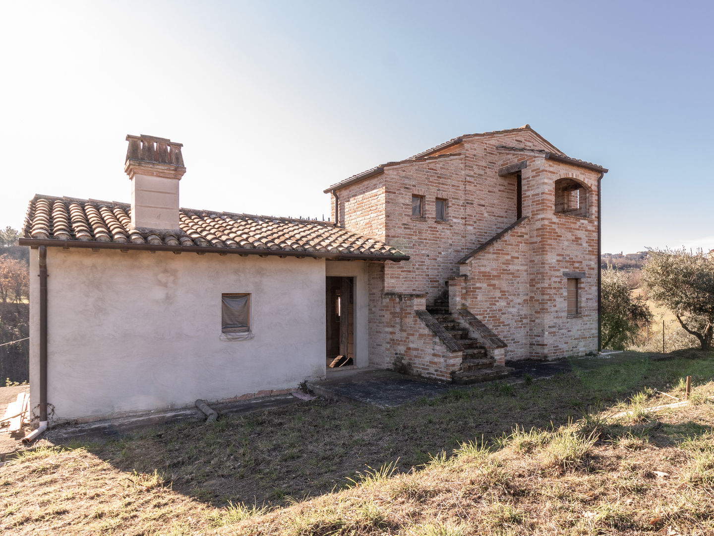 THE FRONT TO BE COMPLETED FROM THE ENTRANCE ROAD TO THE FARMHOUSE FOR SALE PROPERTY TALES Nhà đồng quê REAL ESTATE, PROPERTY FOR SALE, BUY HOUSE, FARMHOUSE, HOUSE UNDER CONSTRUCTION, SITE, OUTDOOR SWIMMING POOL, COUNTRYSIDE, LIVING IN THE COUNTRYSIDE, MARCHIGIANE HILLS, MARCHE, ASCOLI PICENO, ARCHITECTURAL DESIGN, INTERIOR DESIGN.