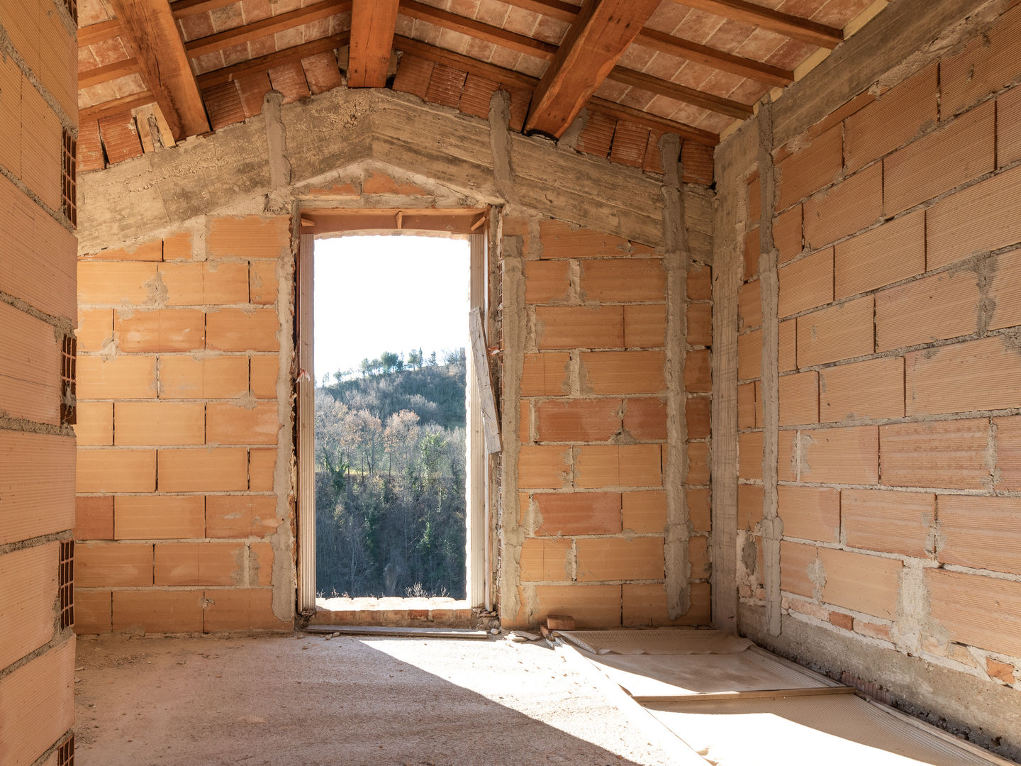 THE ROOM ON THE SECOND FLOOR OF THE HOUSE FOR SALE WITH A LANDSCAPE VIEW PROPERTY TALES Nhà đồng quê REAL ESTATE, PROPERTY FOR SALE, BUY HOUSE, FARMHOUSE, HOUSE UNDER CONSTRUCTION, SITE, OUTDOOR SWIMMING POOL, COUNTRYSIDE, LIVING IN THE COUNTRYSIDE, MARCHIGIANE HILLS, MARCHE, ASCOLI PICENO, ARCHITECTURAL DESIGN, INTERIOR DESIGN.