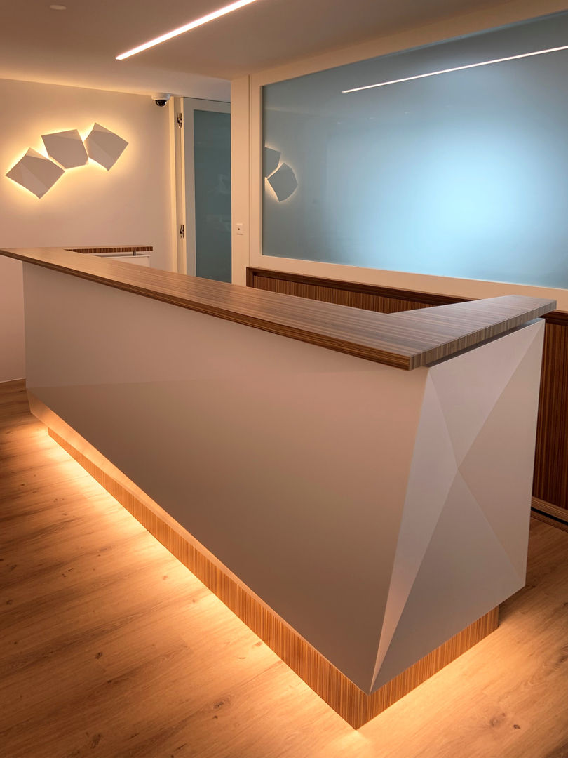 Realizzazione bancone reception con bancalina in legno zebrano e struttura geometrica in corian Tognini Bespoke Furniture Ingresso, Corridoio & Scale in stile moderno Legno Effetto legno Realizzazione, progettazione, bancone reception, bancalina, legno zebrano, rivestimento in corian, arredo su misura, arredo su misura in stile moderno,Accessori & Decorazioni