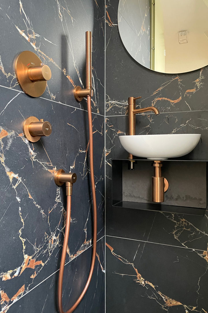 luxe toilet met douchte MEF Architect Moderne badkamers Tegels douche toilet elegant