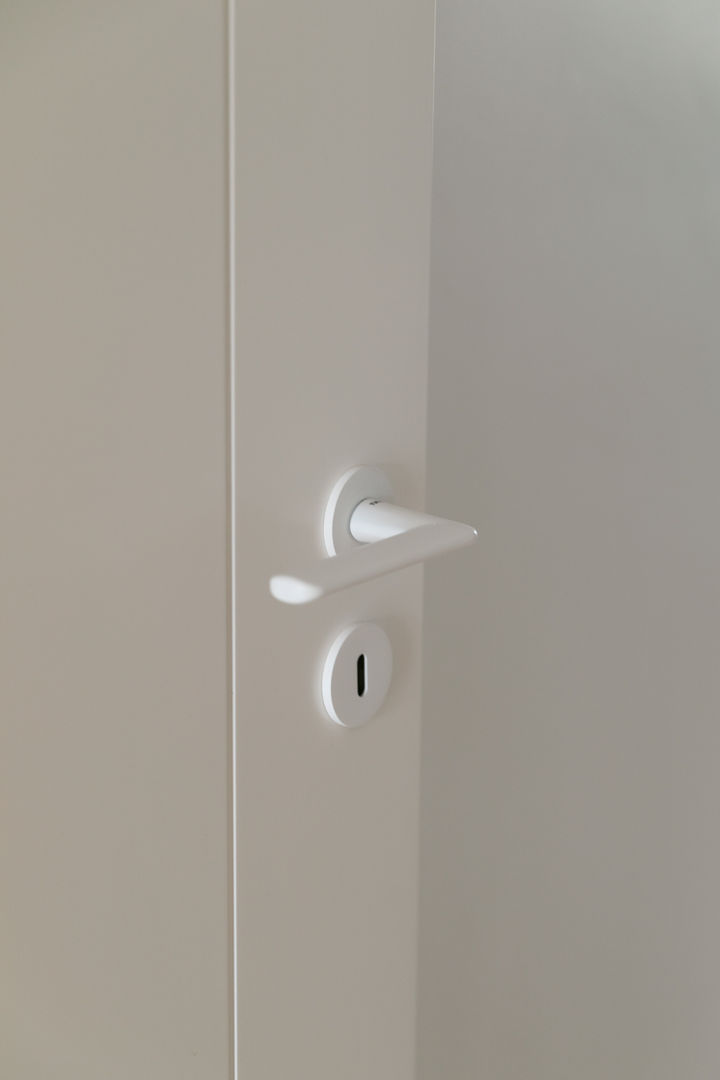 Alvalade, CF Arquitectura e Design CF Arquitectura e Design Portas puxadores de porta brancos tupai