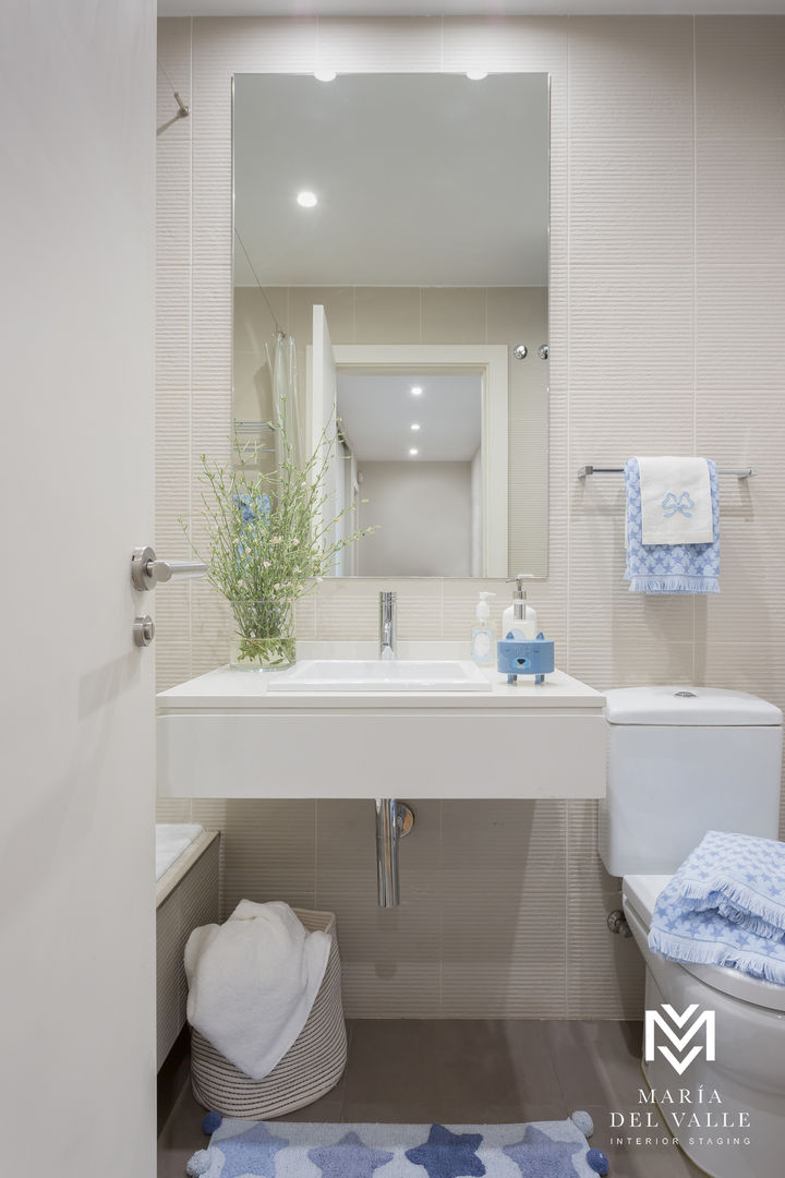 Baño luminoso y funcional María Del Valle Interiorismo Baños de estilo moderno baño-bañera-un-lavabo-empotrado-suspendido