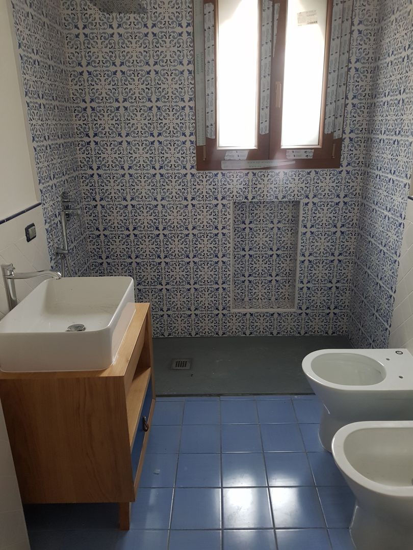 Appartamento ristrutturato con pavimento originale levigato, ELLEBI S.r.l.s ELLEBI S.r.l.s Phòng tắm phong cách Địa Trung Hải