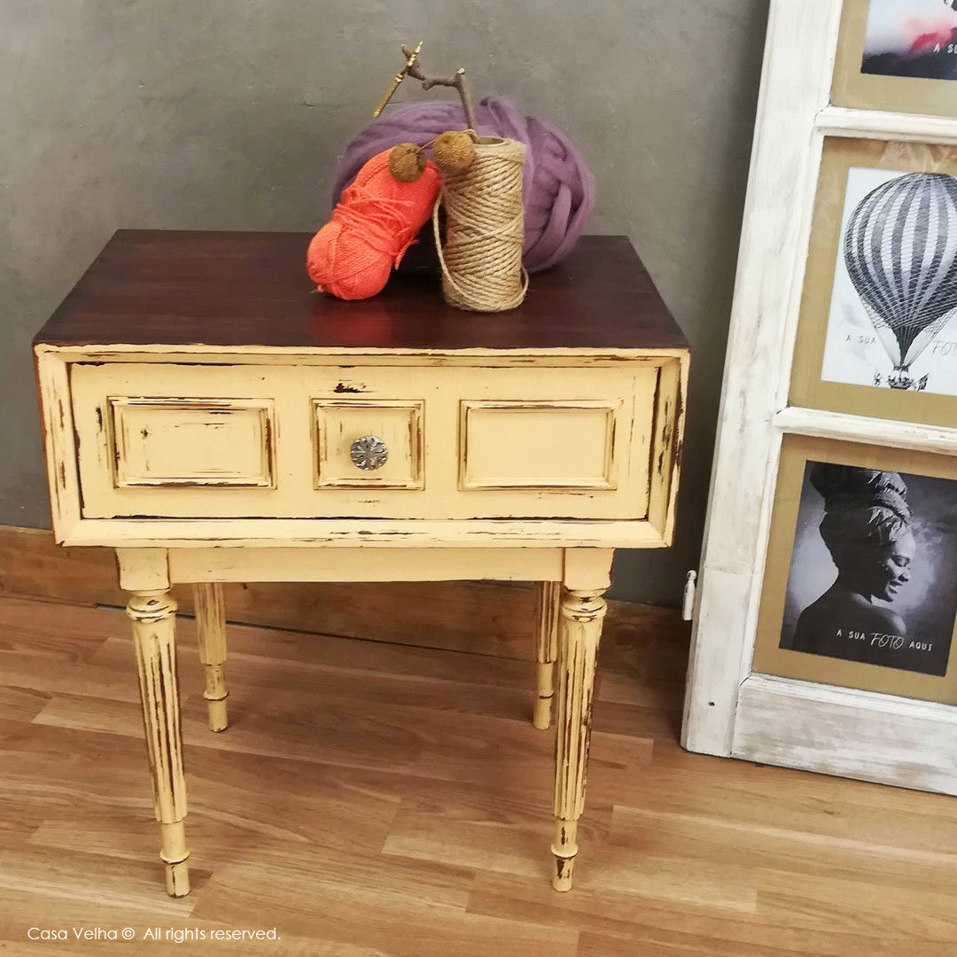 Mesa de Apoio da Brenda: Amarelo Banana 🍌, Casa Velha-Móveis com História Casa Velha-Móveis com História บ้านและที่อยู่อาศัย ไม้ Wood effect ของใช้ในบ้าน