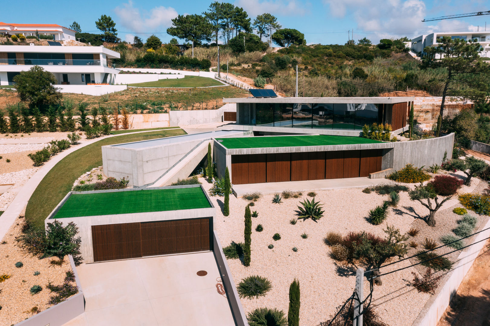 "Mysterium" Villa Pascal Millasseau Construction Casas unifamilares Hormigón Casa, moradia, vista, betão, moderno, elegante, mistério, madeira, verde, janelas, lagoa, casa de praia, house, beach house, villa, concrete, elegant, mysterium, green, windows, lagoon, hig-end, minimalista, minimalist, exotic, exótico