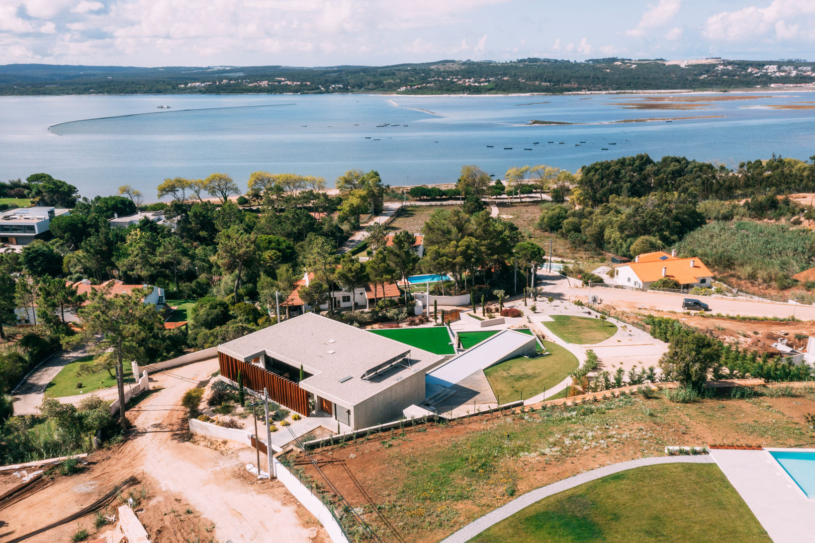 "Mysterium" Villa Pascal Millasseau Construction Casas unifamilares Hormigón Casa, moradia, vista, betão, moderno, elegante, mistério, madeira, verde, janelas, lagoa, casa de praia, house, beach house, villa, concrete, elegant, mysterium, green, windows, lagoon, hig-end, minimalista, minimalist, exotic, exótico