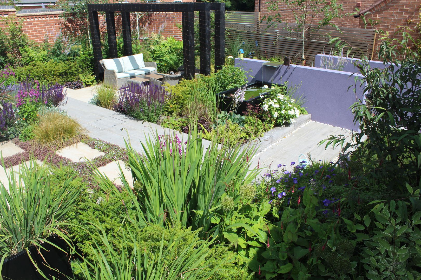 Sloped New-Build Plot to Relaxing Garden, Lush Garden Design Lush Garden Design Modern Garden New build