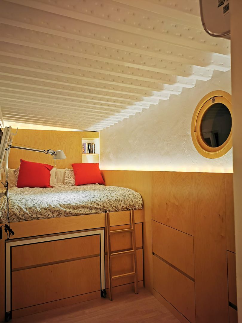 Transformación de antiguos trasteros en un mini-apartamento Xavier Llagostera, arquitecto Casas pequeñas Ladrillos Minimalista, contemporàneo,bello.