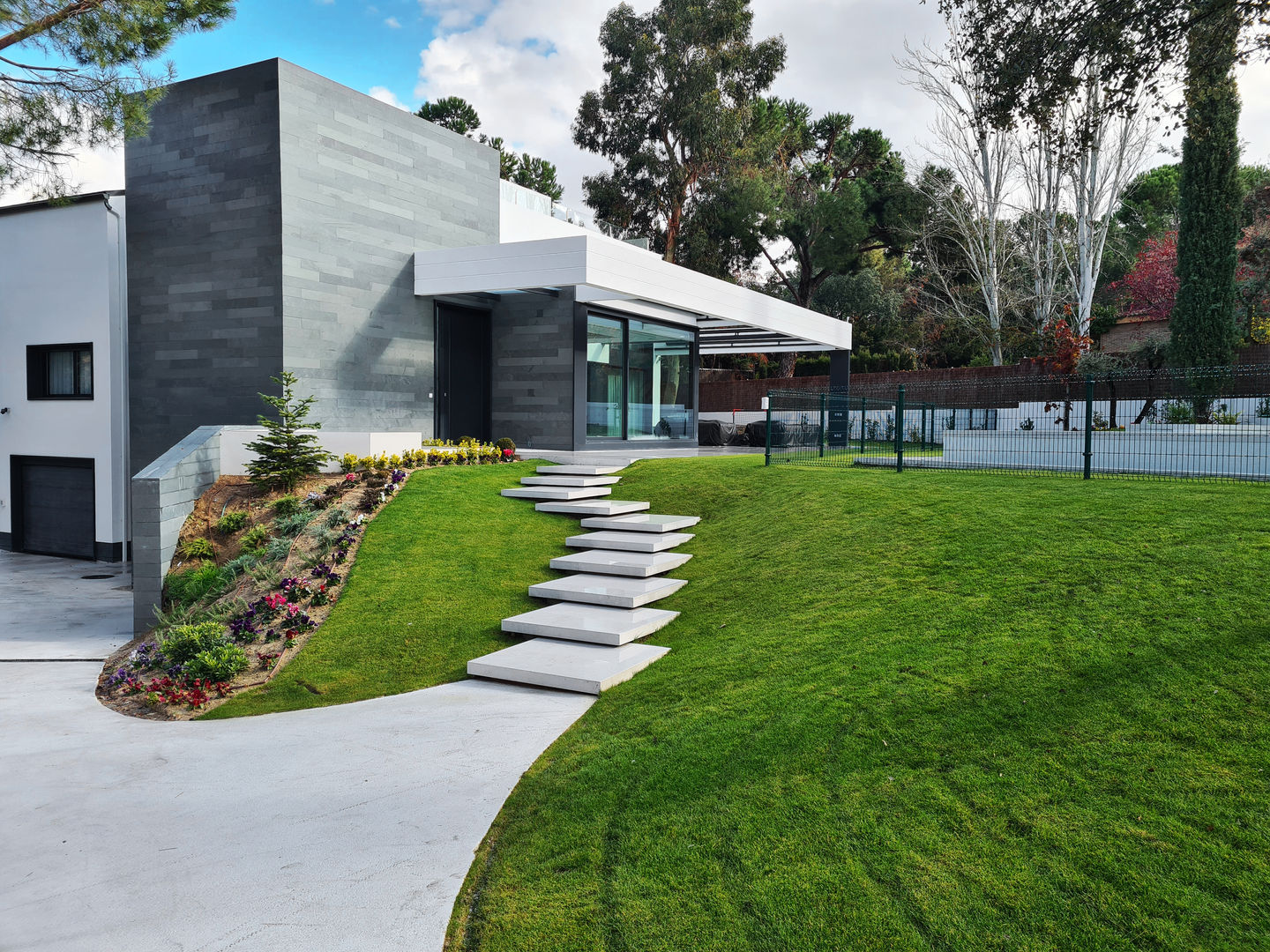 Impresionante Casa de 500 m2: 4 Plantas, Piscina y Sótano, ARESAN PROYECTOS Y OBRAS SL ARESAN PROYECTOS Y OBRAS SL Single family home Slate