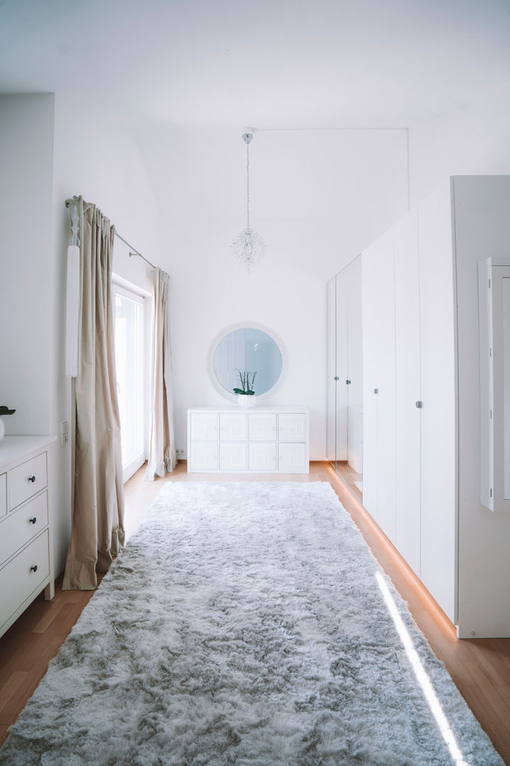 Cozy white Interior, Kaldma Interiors - Interior Design aus Karlsruhe Kaldma Interiors - Interior Design aus Karlsruhe Ruang Ganti Gaya Country