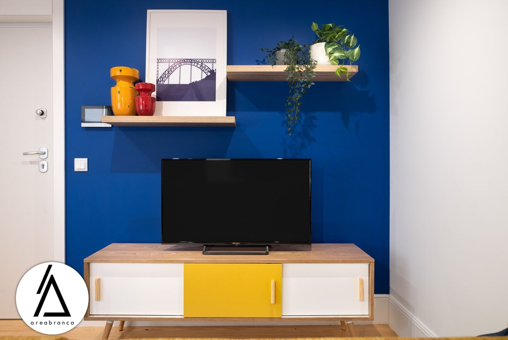 Apartamento 1 ON, Areabranca Areabranca Mediterranean style living room TV stands & cabinets