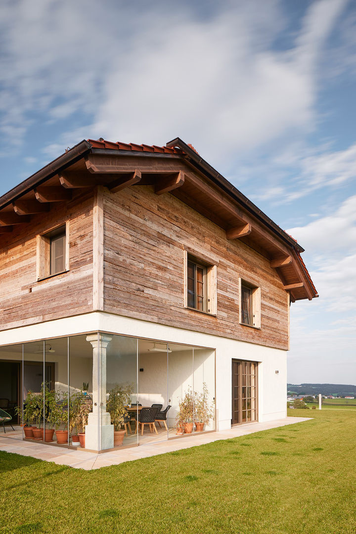 Terrassenverglasung mit Glasschiebetüren für ein Einfamilienhaus, Schmidinger Wintergärten, Fenster & Verglasungen Schmidinger Wintergärten, Fenster & Verglasungen بيت زجاجي