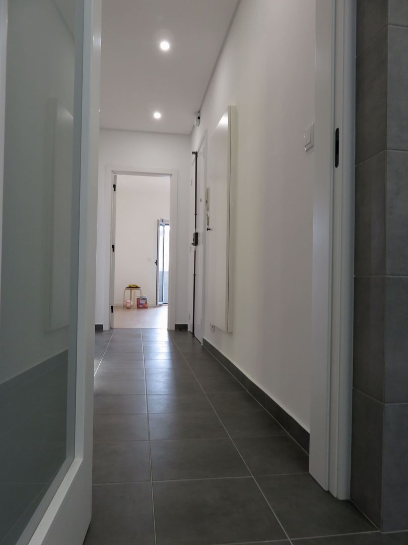Casa10 Heritage, casasrenovatio casasrenovatio Modern corridor, hallway & stairs
