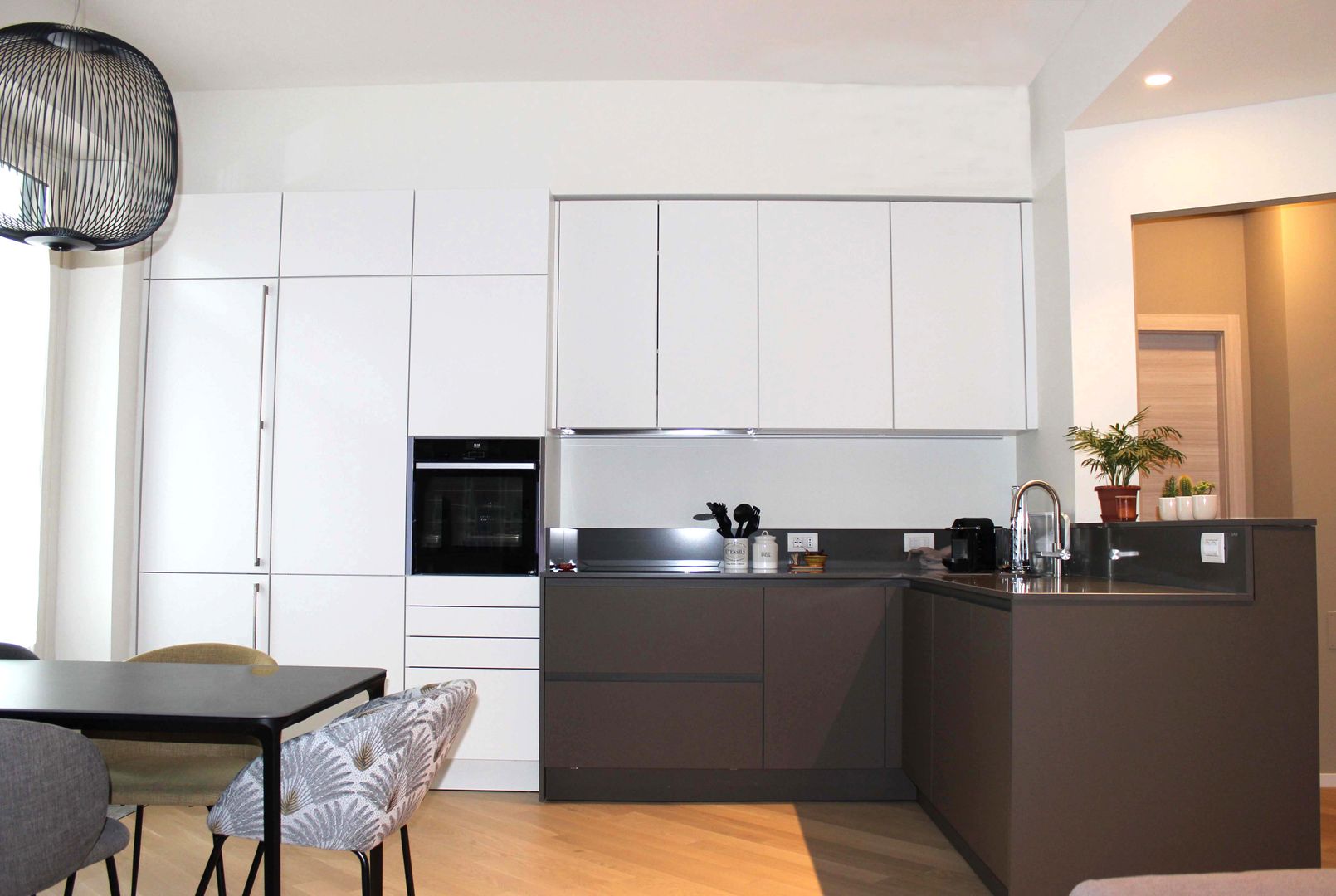 Carattere nei dettagli: Ristrutturazione completa di 90 mq in centro a Milano, PAZdesign PAZdesign Built-in kitchens