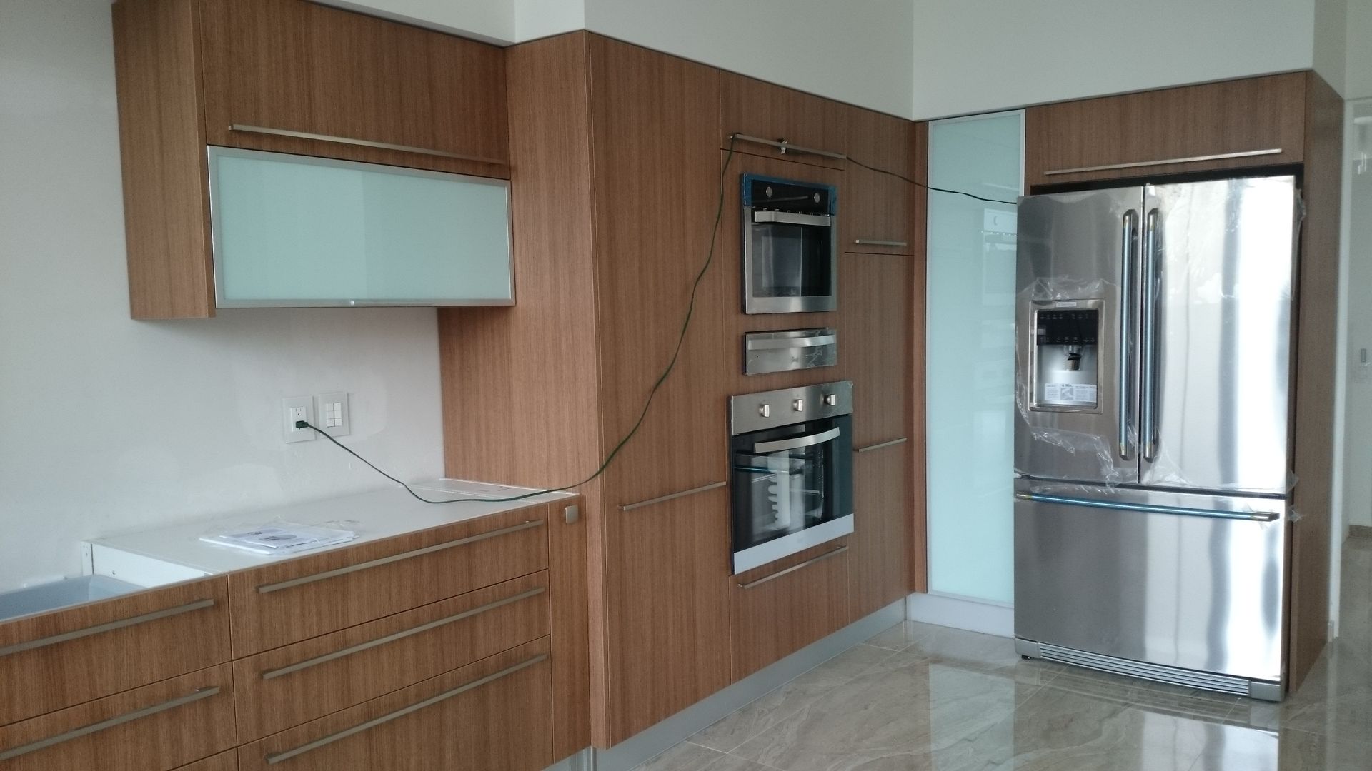 Cocina Cascada, ARQ DISEÑO Y EQUIPOS ARQ DISEÑO Y EQUIPOS مطبخ ذو قطع مدمجة