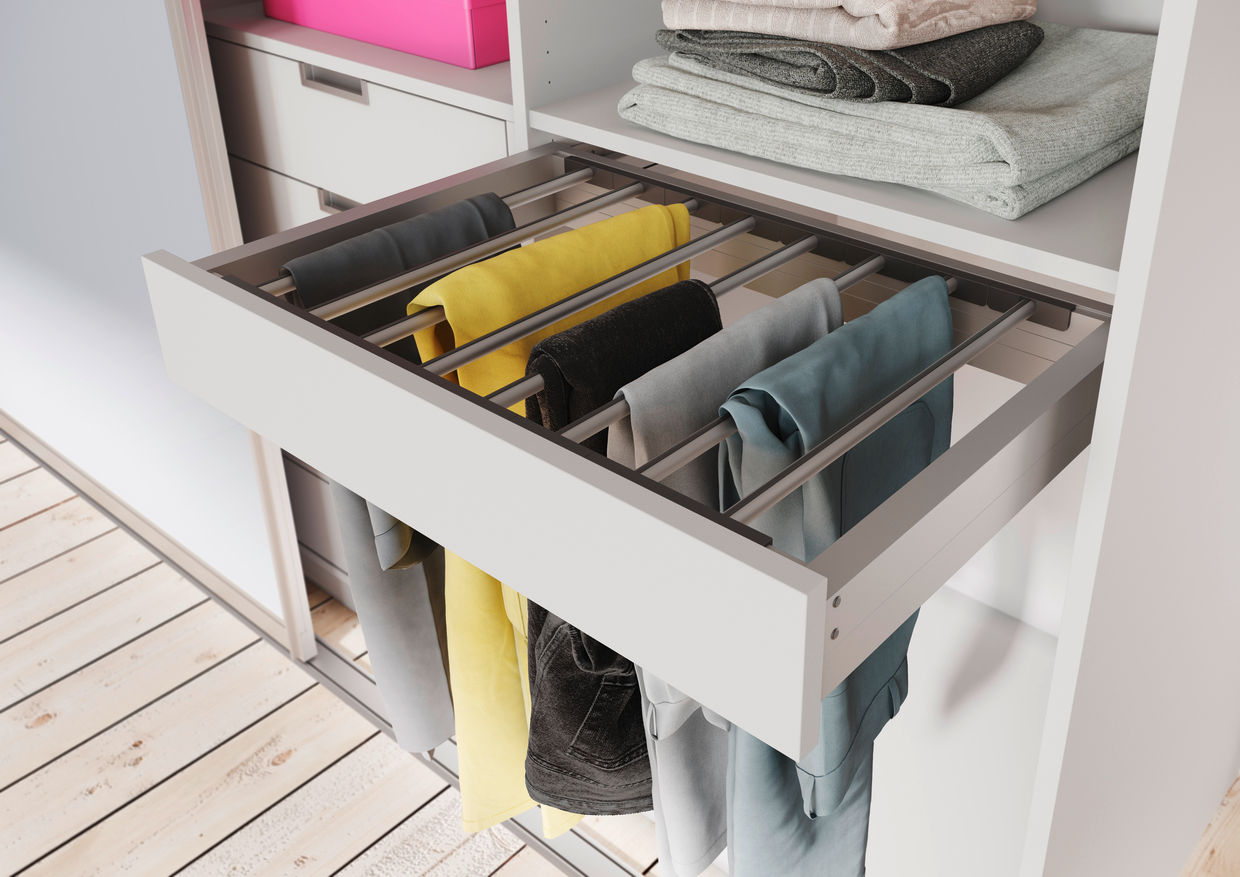 Ordnung halten im begehbaren Kleiderschrank mit praktischen Accessoires und Zubehör
