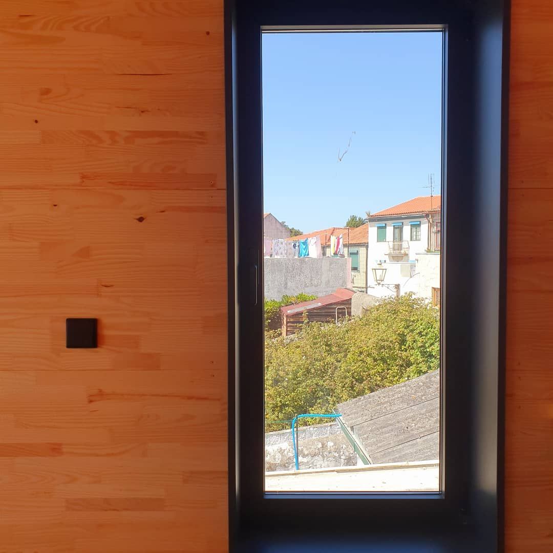 Janelas villARCH studio Casas pequenas caixilharias,janelas,preto,vista,madeira,vidro