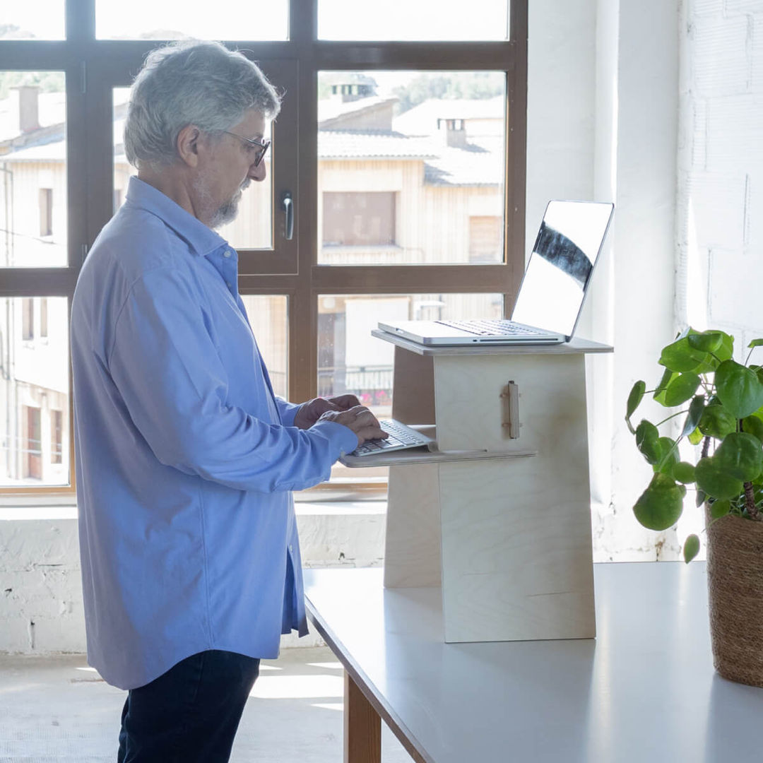 Accesorio para trabajar de pie en el escritorio | Stehpultaufsatz | Standing Desk Attachment debosc Estudios y oficinas minimalistas