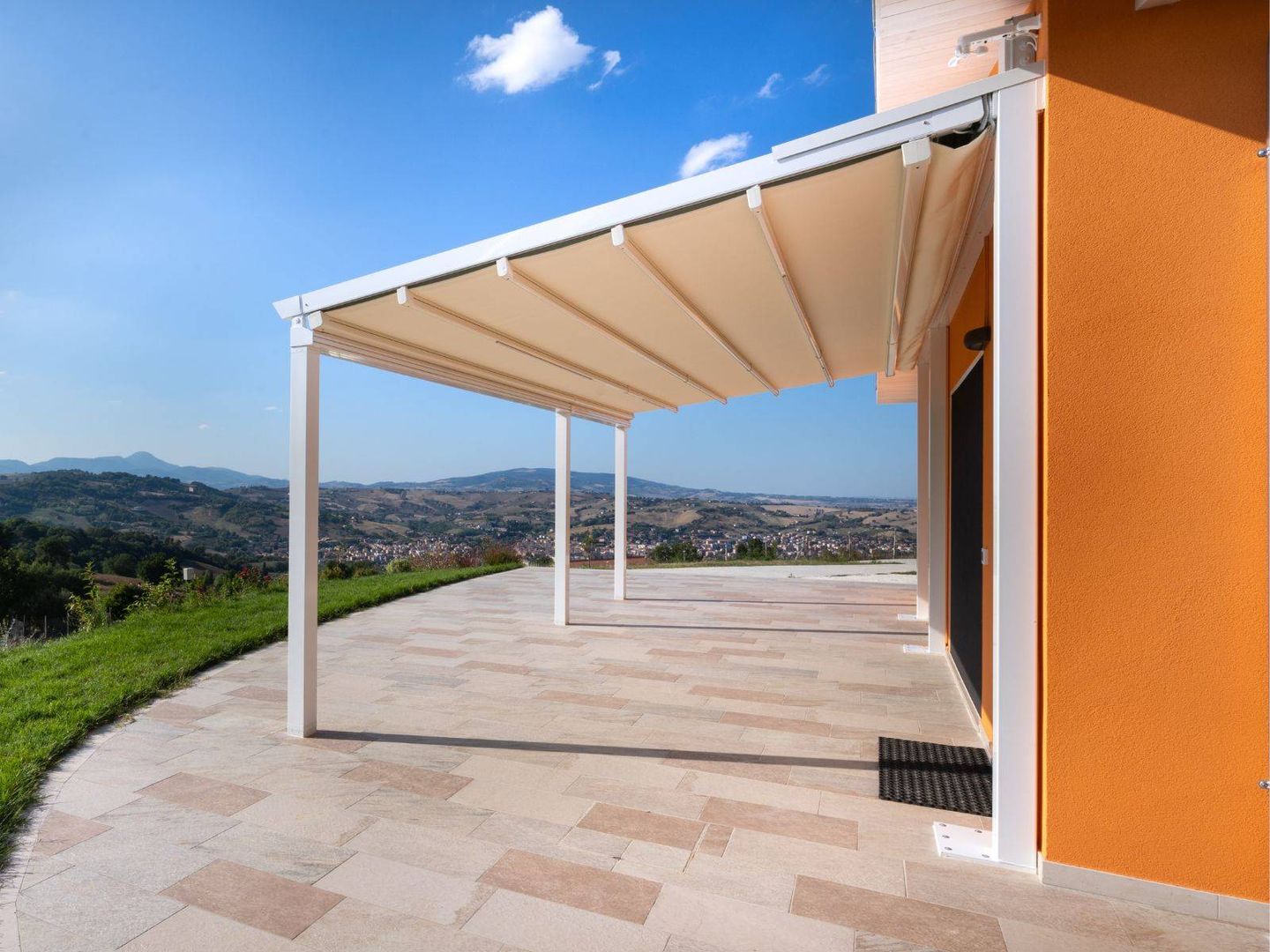 Pergola con telo in PVC in una villa a Macerata New Time S.p.A. Giardino anteriore Nube, Cielo, Proprietà, Pianta, Azzurro, Ombra, Costruzione, Lotto di terra, Legna, Paesaggio