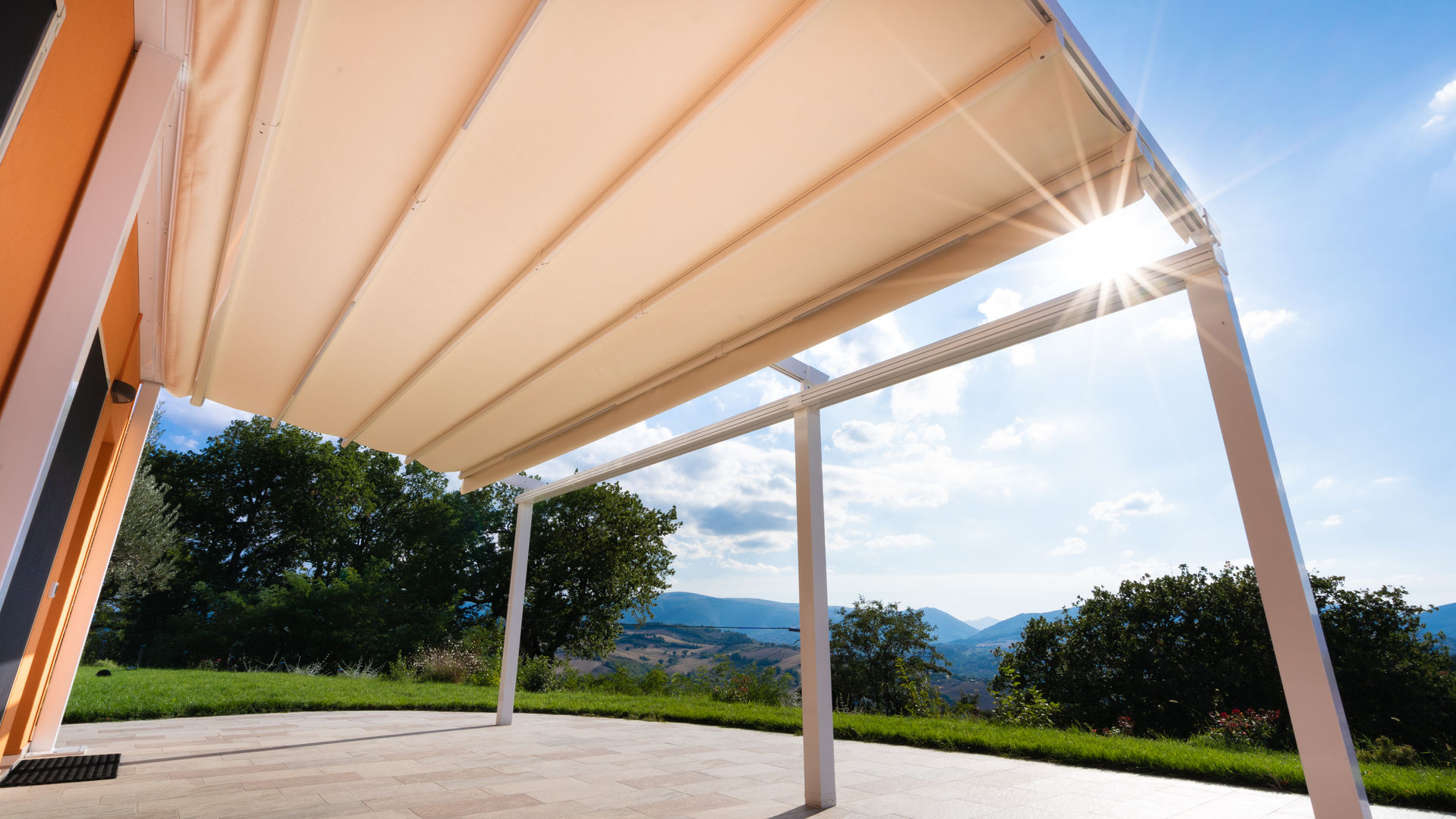 Pergola tradizionale bianca per villa a Macerata New Time S.p.A. Giardino anteriore Pianta, Cielo, Nube, Luce, Ombra, Costruzione, Interior design, Albero, Legna, Tempo libero