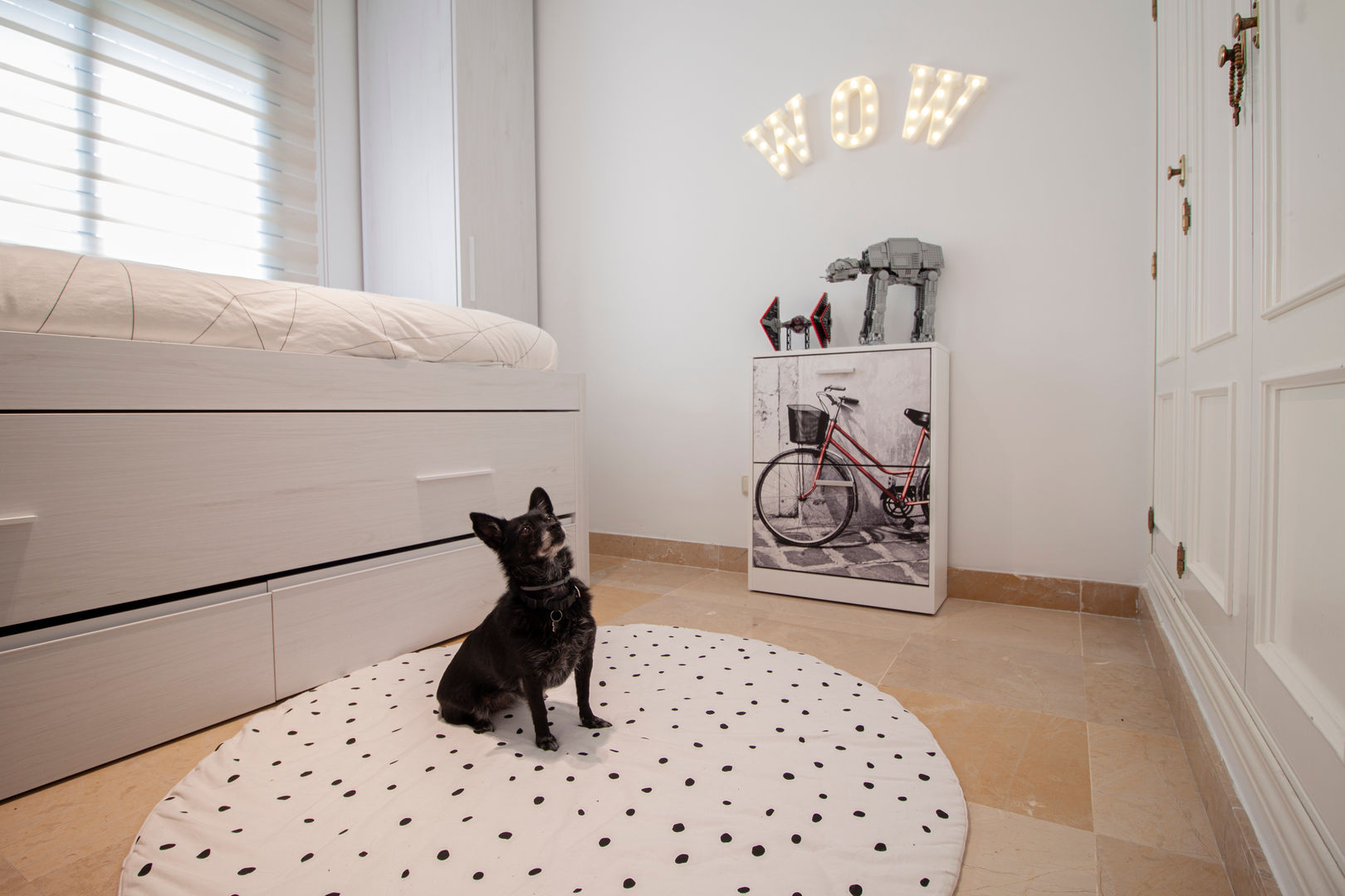 Nagüeles Marbella DC PROJECTS Dormitorio principal Perro, Blanco, Ventana, Comodidad, Rueda de bicicleta, Diseño de interiores, Madera, Gris, Piso, Neumático