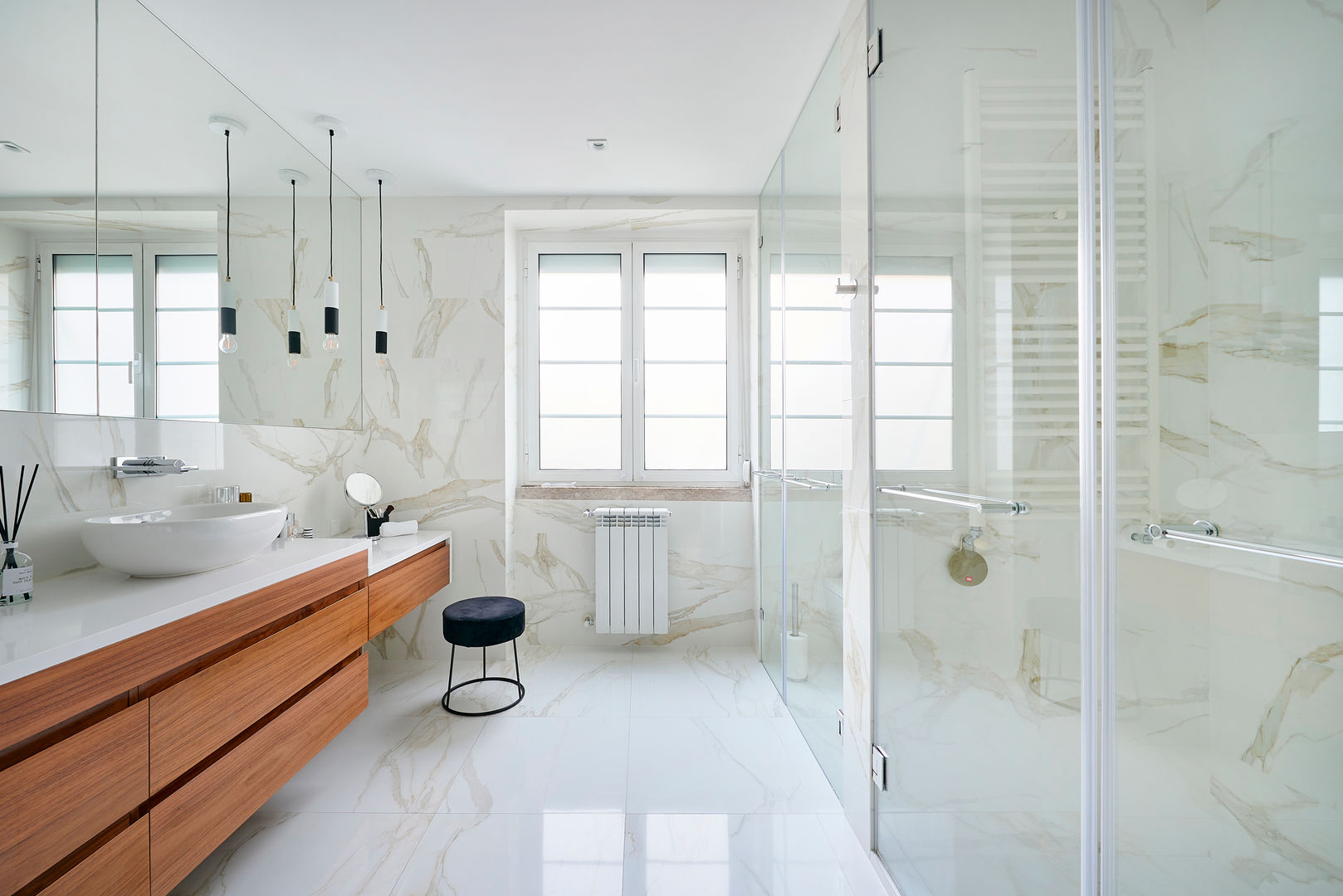 História e Modernidade - Um apartamento nas Avenidas Novas, Spacemakers Spacemakers Modern bathroom Marble