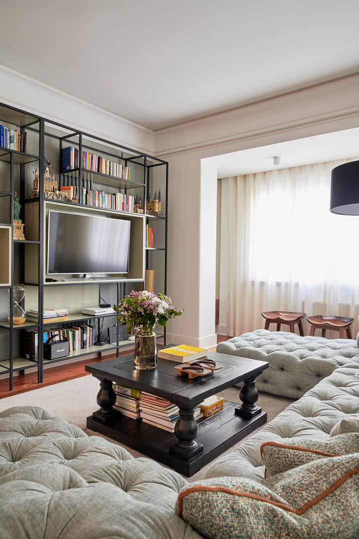 História e Modernidade - Um apartamento nas Avenidas Novas Spacemakers Salas de estar modernas sala de estar,sala,sofa,estante,móvel TV,living room,Flores,livros