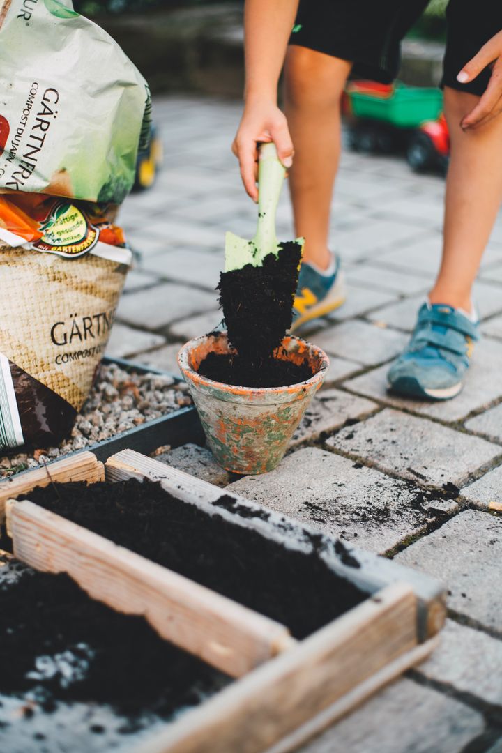 Gemüse anbauen in der Stadt? So funktioniert es mit dem Urban Gardening! Press profile homify Steingarten Shoe, Photograph, Green, Orange, Yellow, People, Thigh, Wood, Cooking, Human leg