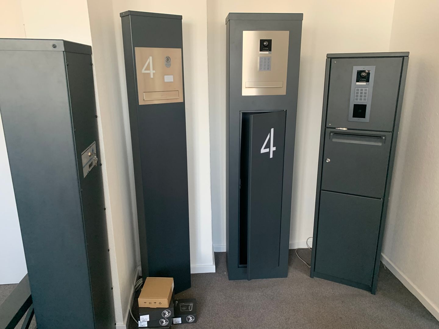 Innovativ, praktisch, sicher moderne Briefkastensäulen mit Kamera und