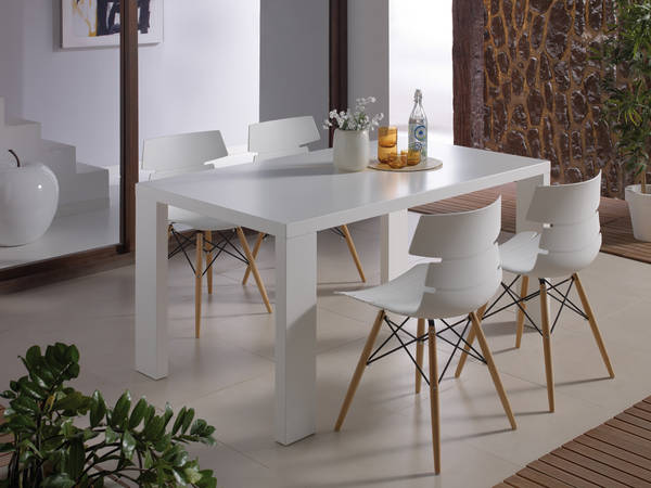 Mesa comedor con tapa de cristal y patas de madera color cristal  templado-madera Merkamueble