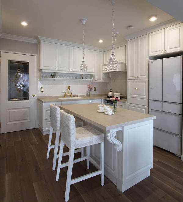 伝統的な白いキッチン フレンチ スタイル