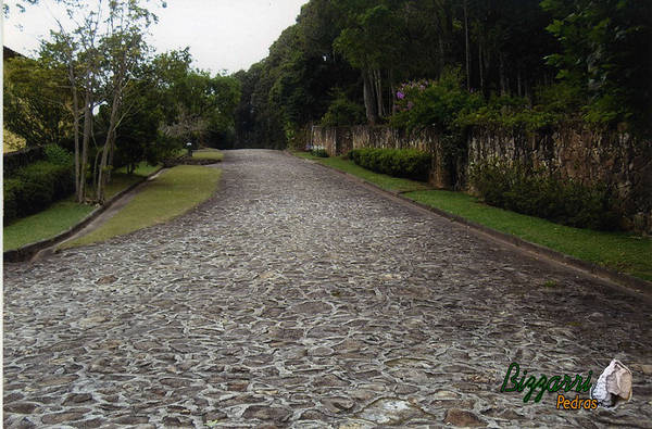 BIZZARRI PEDRAS: Calçamento e Guia com Pedras