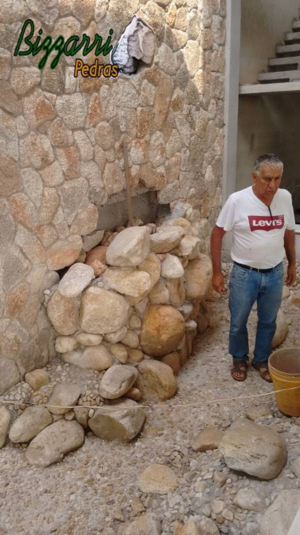 BIZZARRI PEDRAS: 14 Fotos Passo a Passo Muro de Pedra com o Paisagismo
